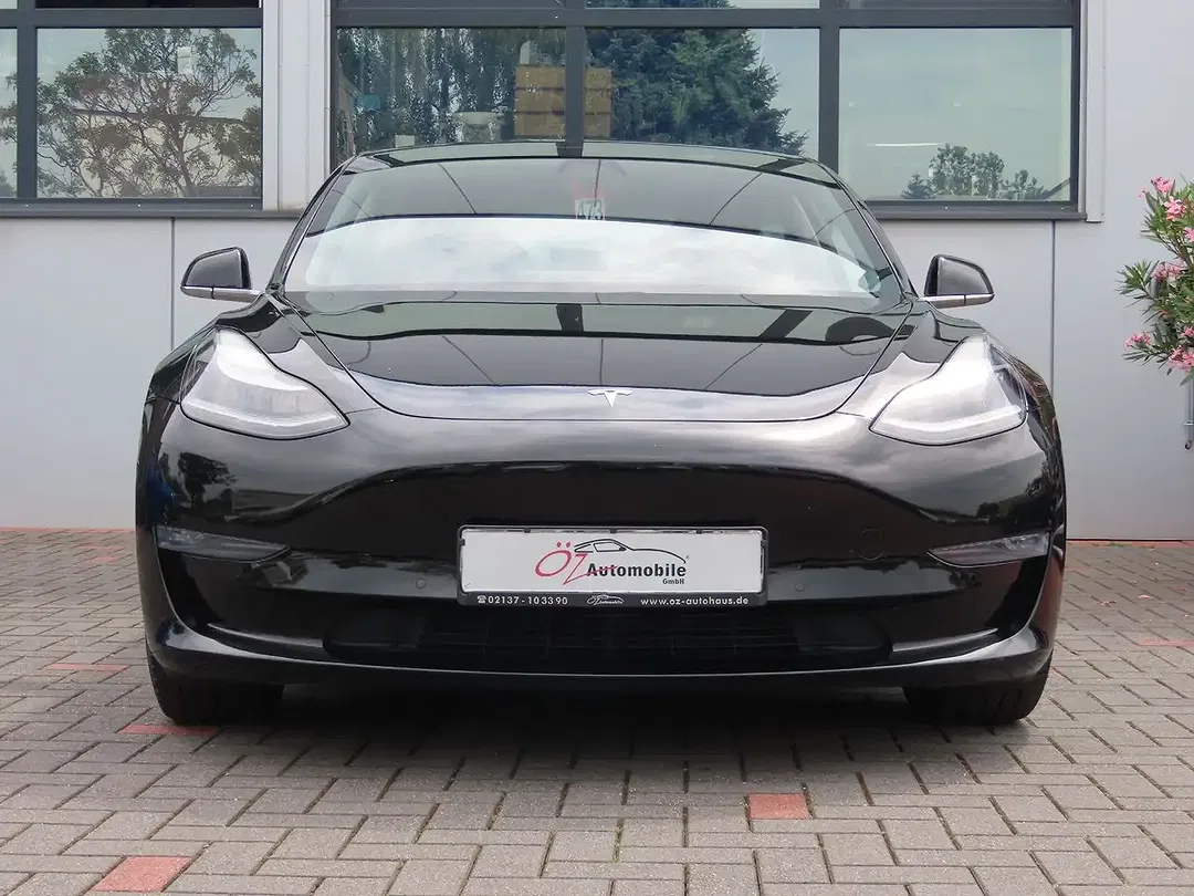 Tesla Model 3 - Thumbnail 2