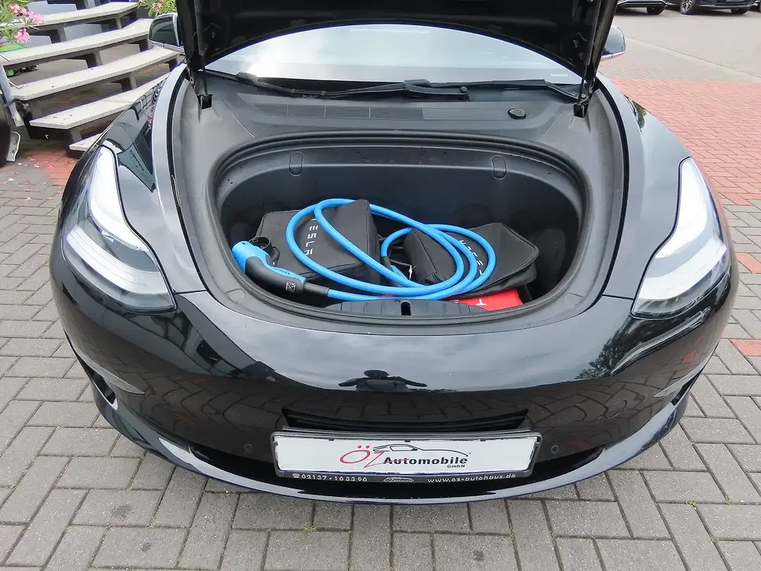 Tesla Model 3 - Thumbnail 3