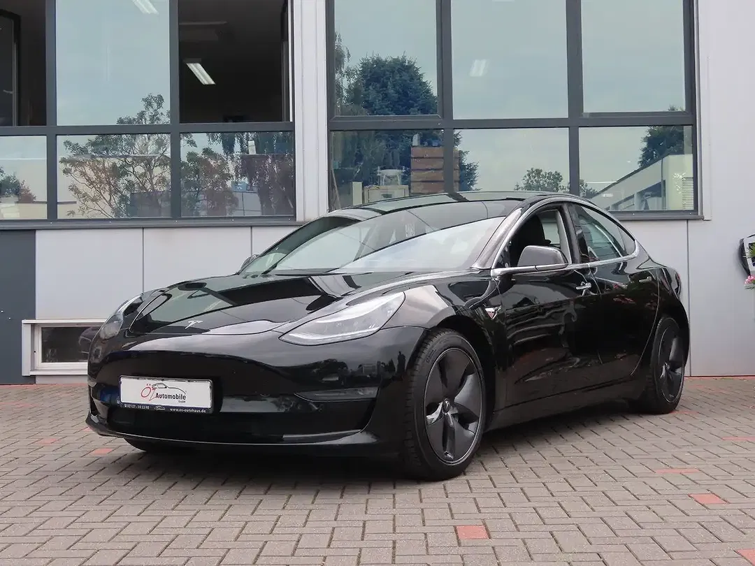 Tesla Model 3 - Thumbnail 4