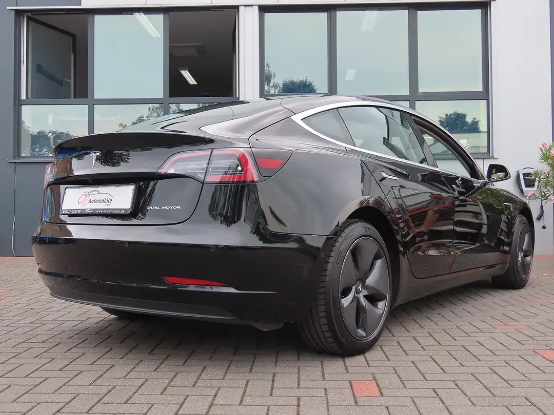 Tesla Model 3 - Thumbnail 5
