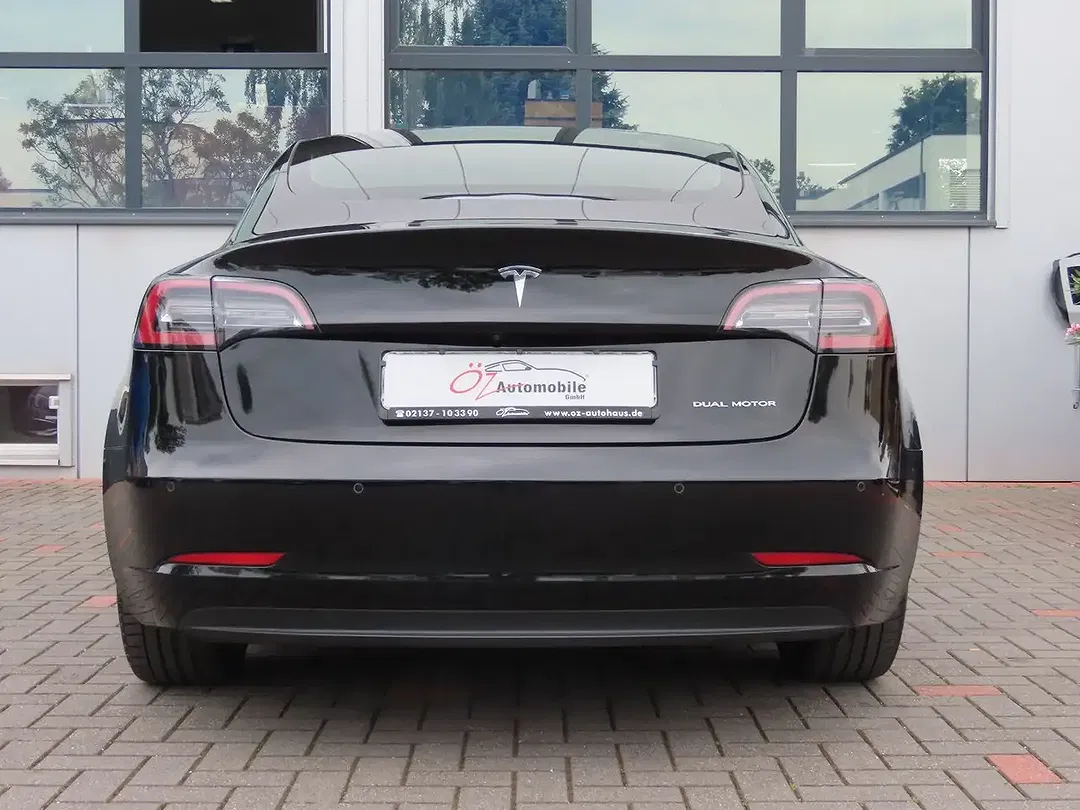 Tesla Model 3 - Thumbnail 6
