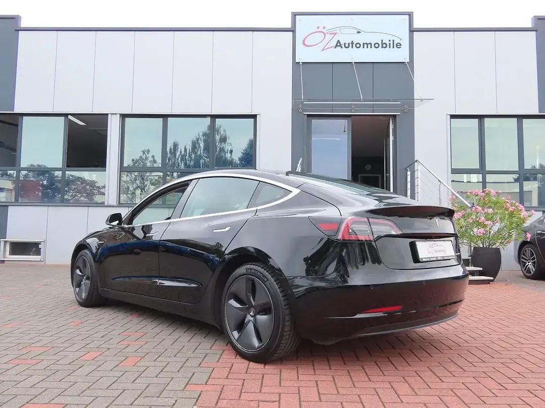 Tesla Model 3 - Thumbnail 7