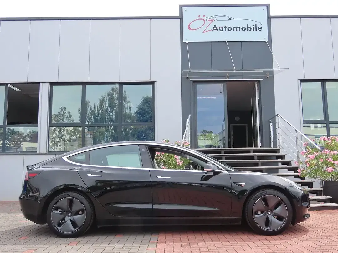 Tesla Model 3 - Thumbnail 8