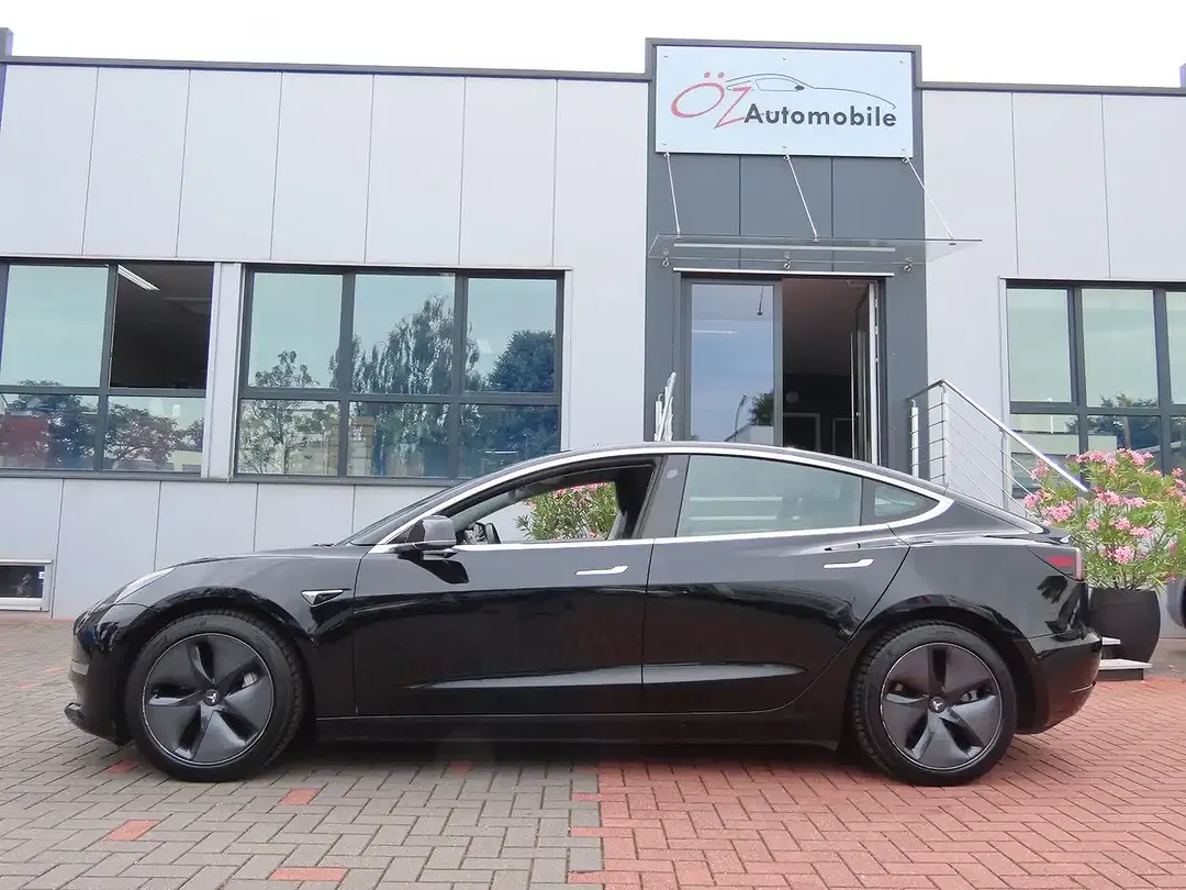 Tesla Model 3 - Thumbnail 9