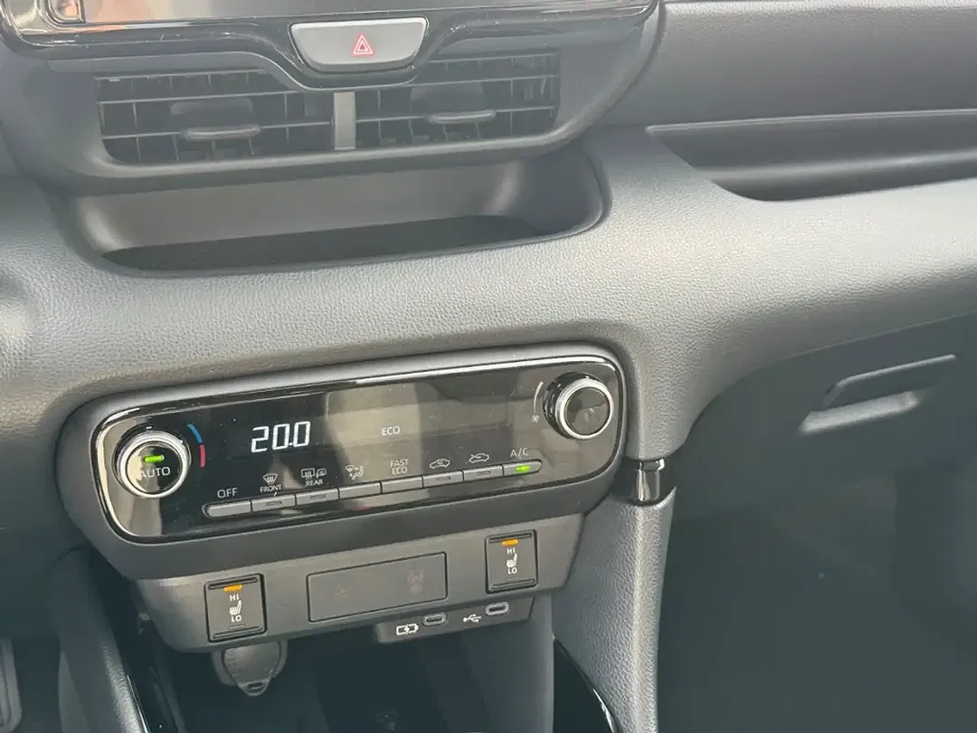 Toyota Yaris - Thumbnail 13