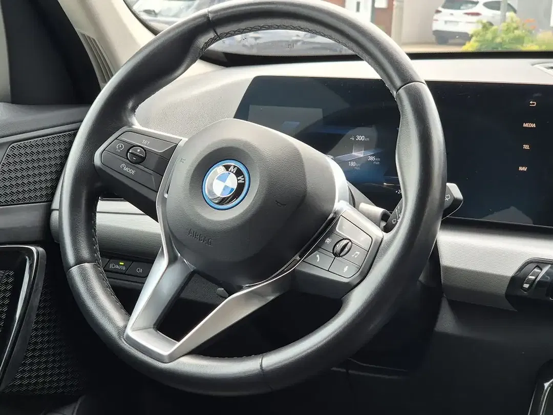 BMW iX1 - Thumbnail 12