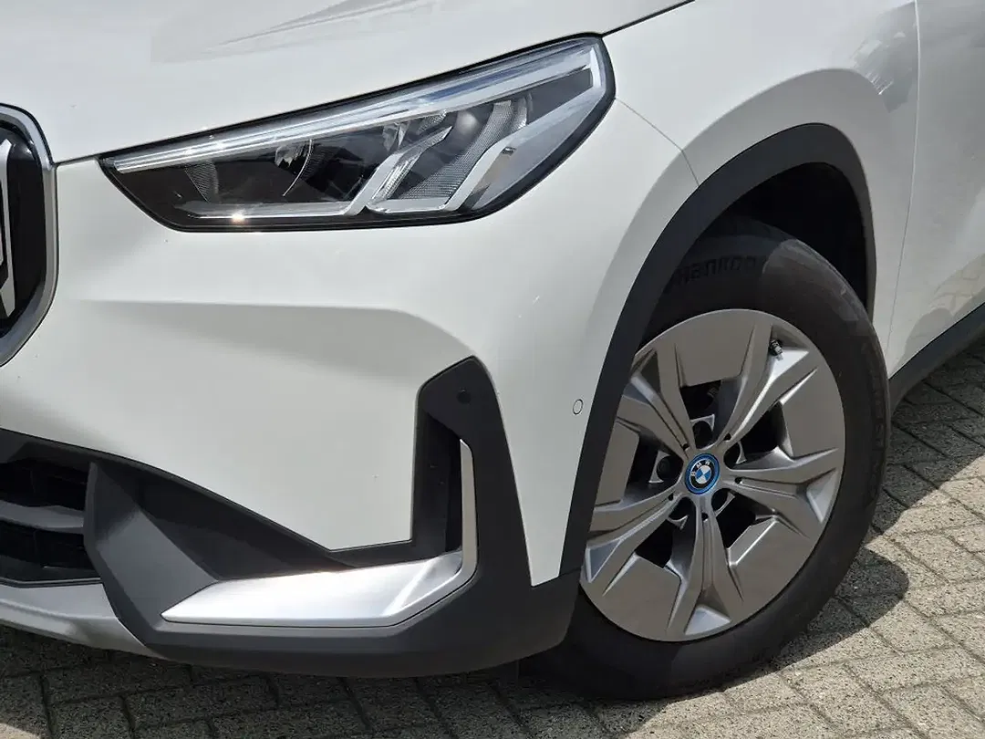 BMW iX1 - Thumbnail 2