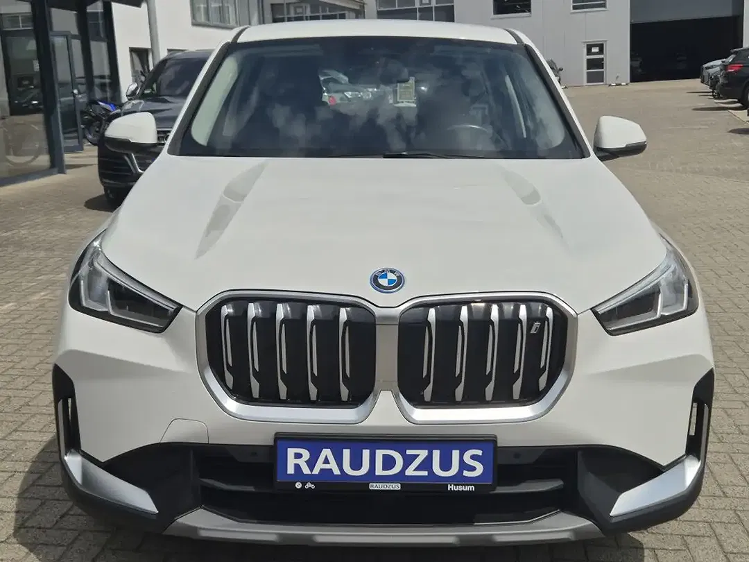 BMW iX1 - Thumbnail 3