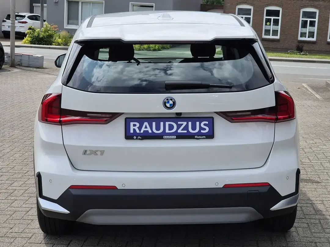 BMW iX1 - Thumbnail 4