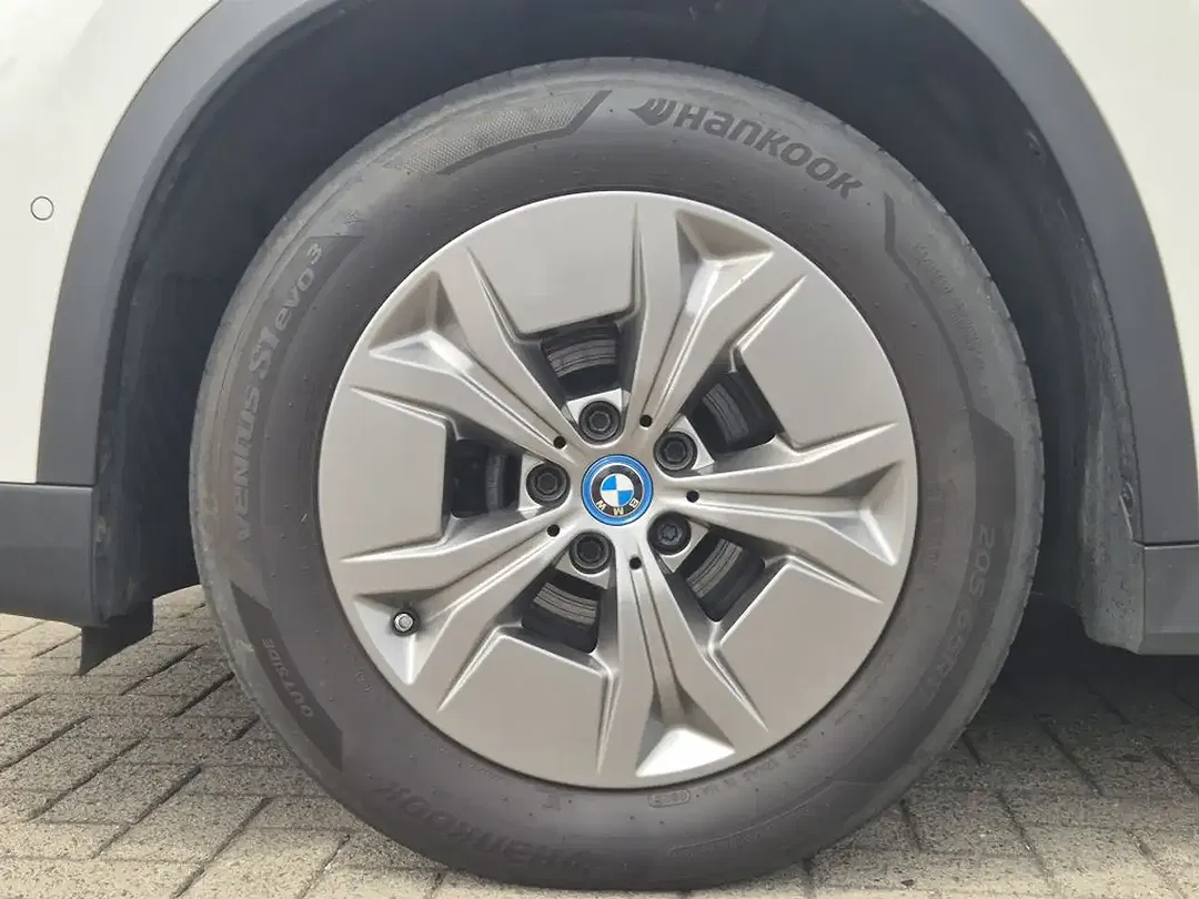 BMW iX1 - Thumbnail 6
