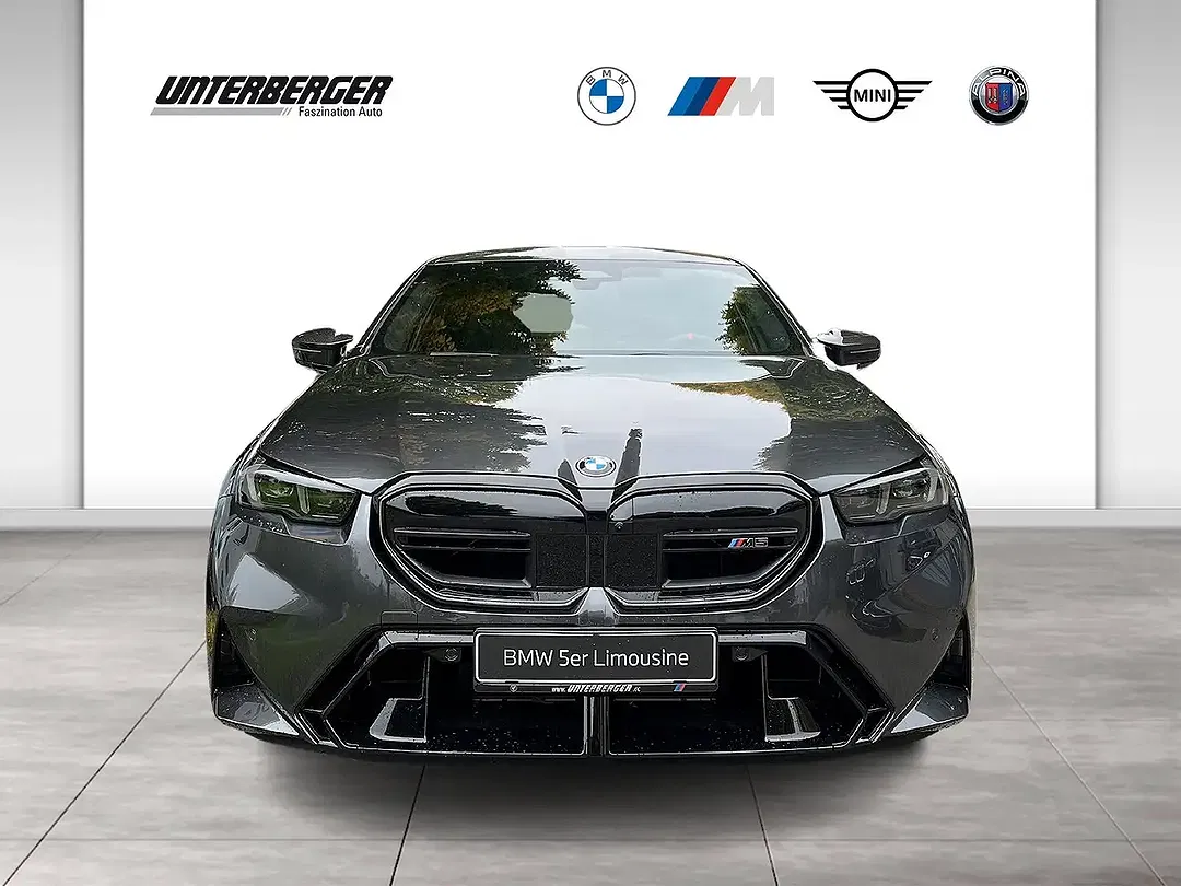 BMW M5 - Thumbnail 2