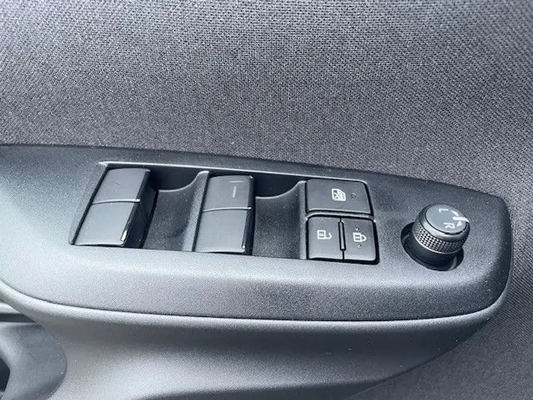 Toyota Yaris - Thumbnail 13