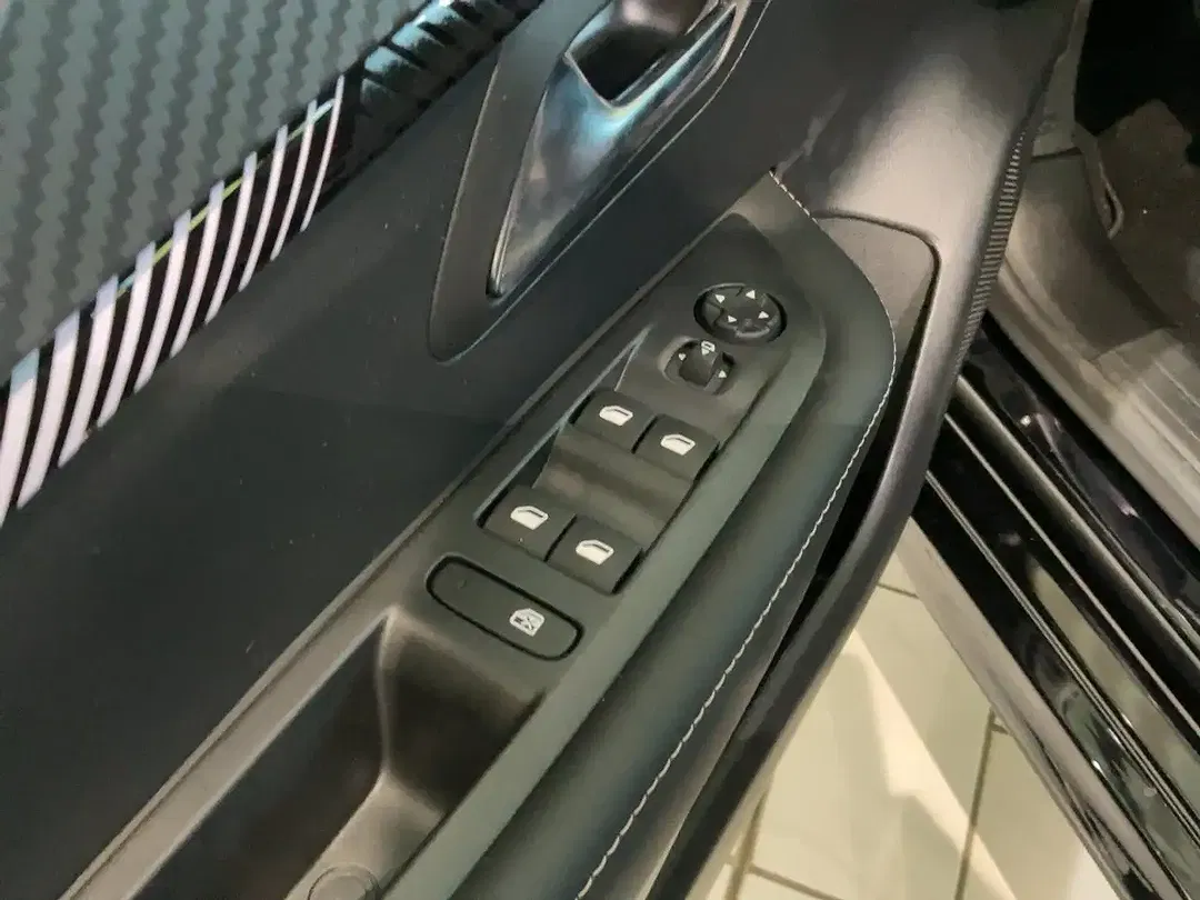 Peugeot 208 - Thumbnail 14