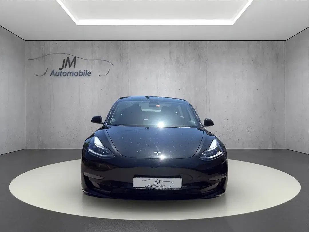 Tesla Model 3 - Thumbnail 2