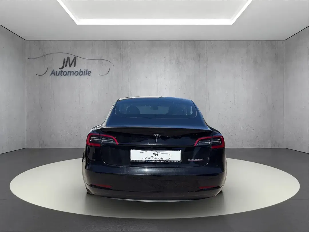 Tesla Model 3 - Thumbnail 6