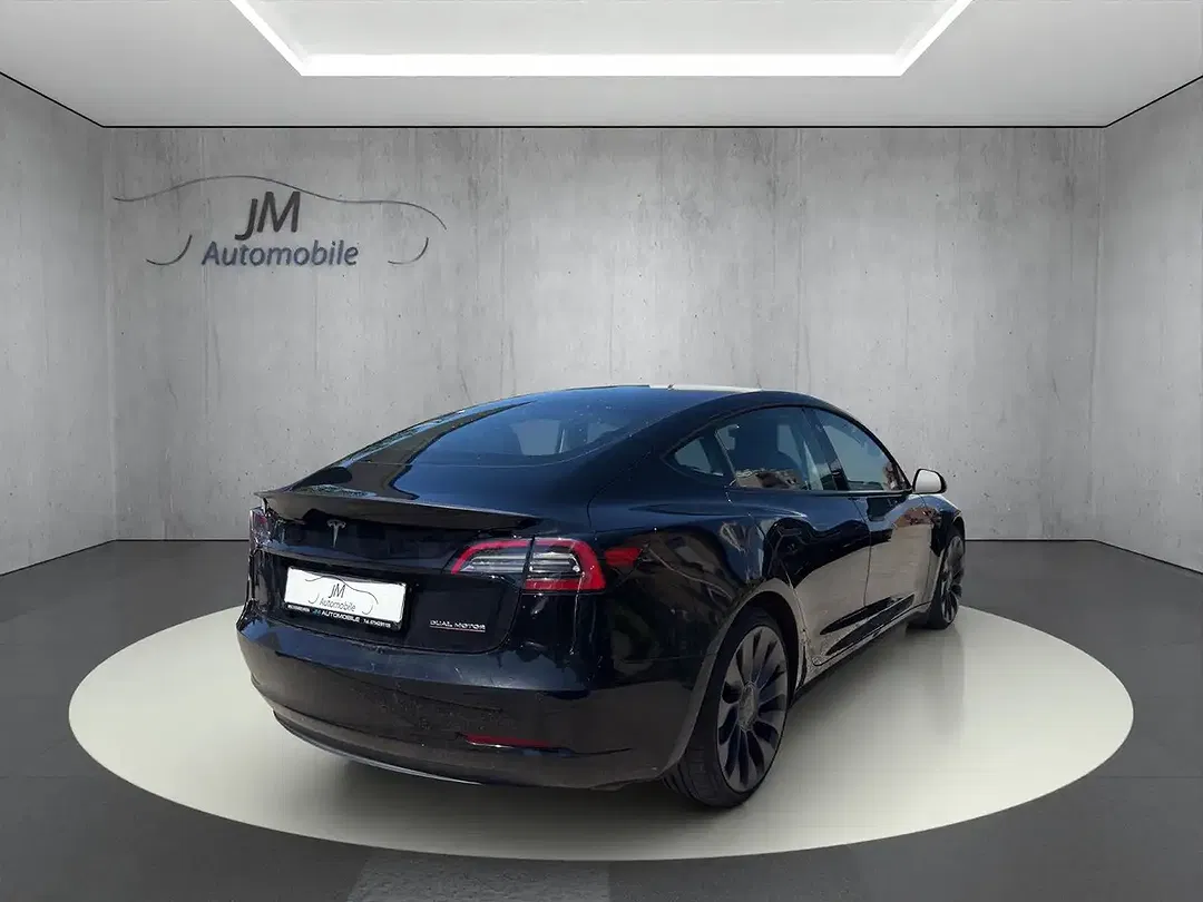 Tesla Model 3 - Thumbnail 7