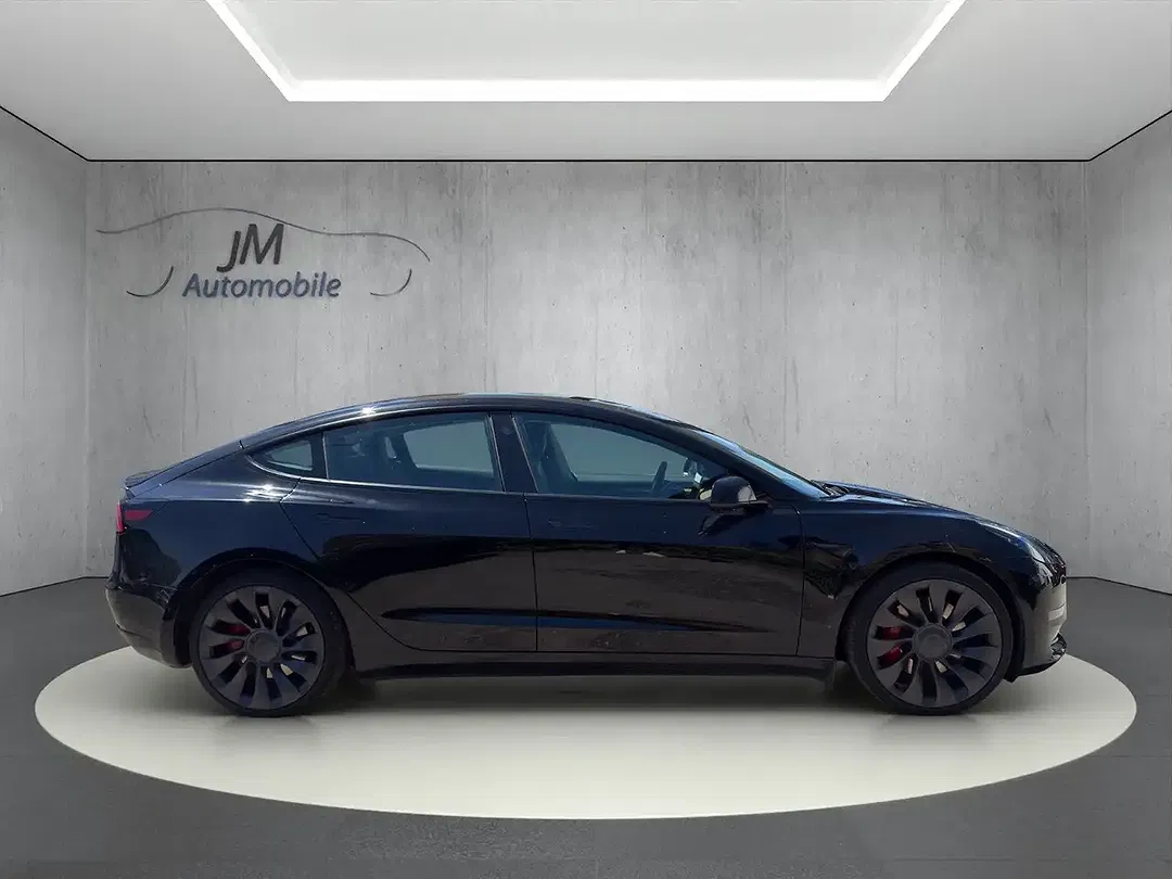 Tesla Model 3 - Thumbnail 8