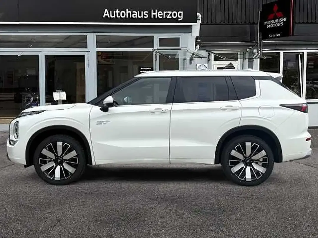 Mitsubishi Outlander - Thumbnail 2