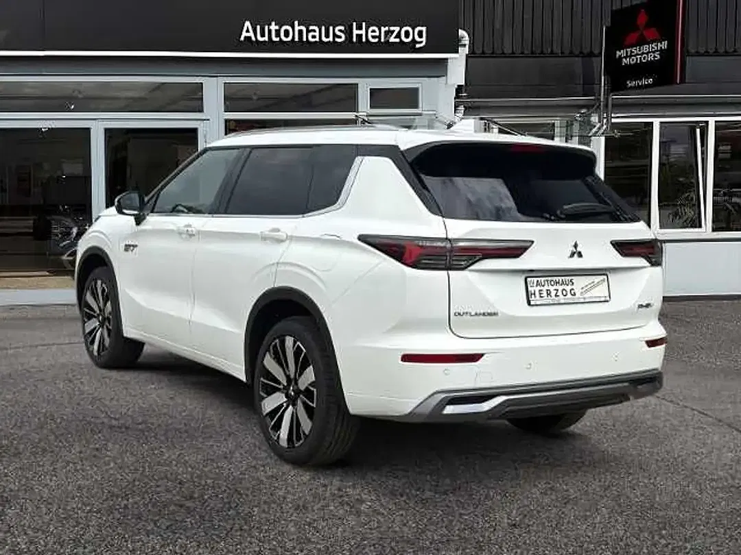 Mitsubishi Outlander - Thumbnail 3
