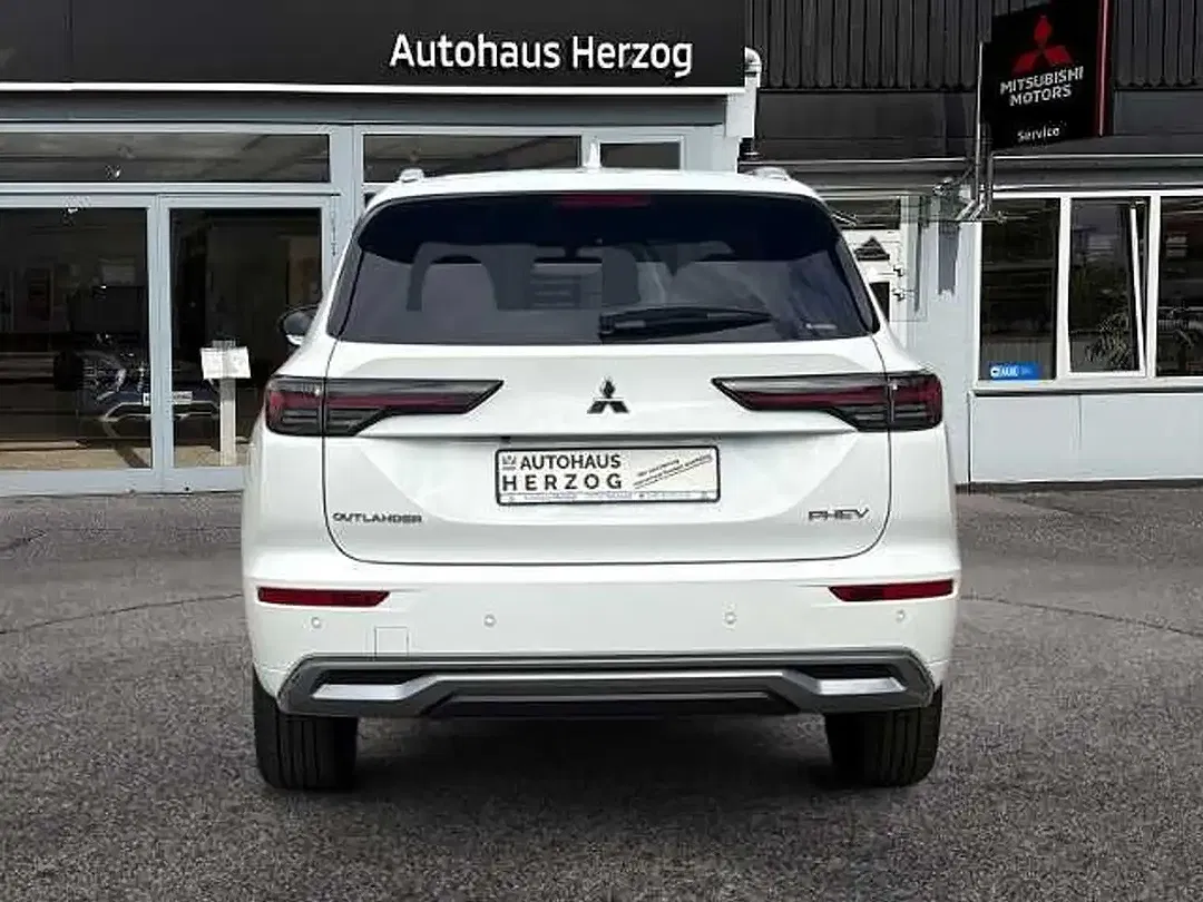 Mitsubishi Outlander - Thumbnail 4