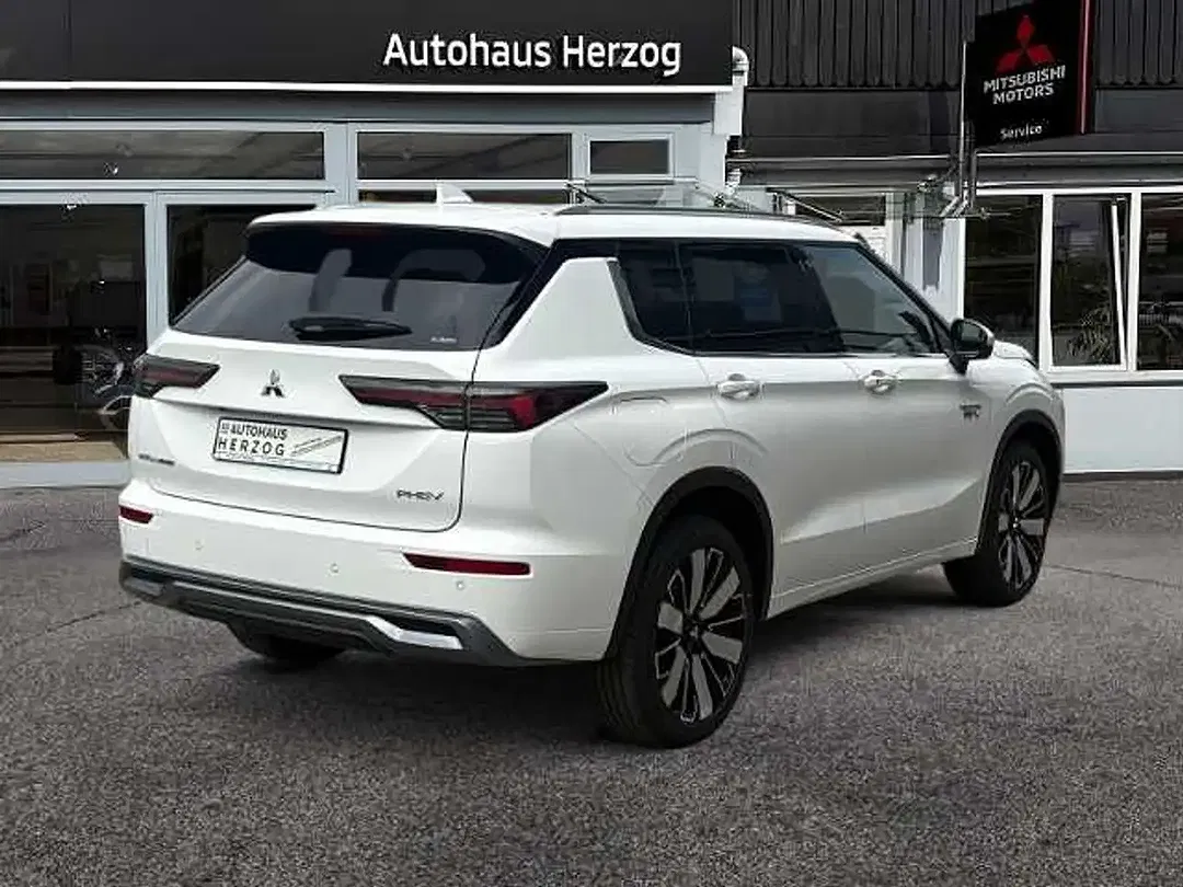 Mitsubishi Outlander - Thumbnail 5