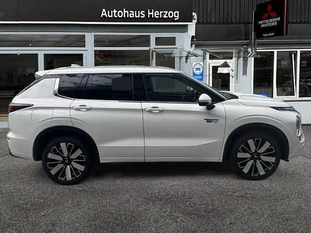 Mitsubishi Outlander - Thumbnail 6