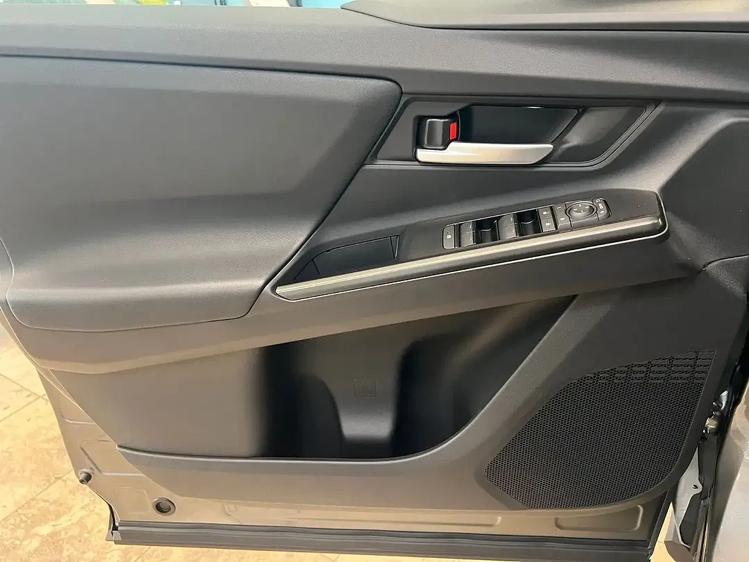 Subaru Solterra - Thumbnail 9