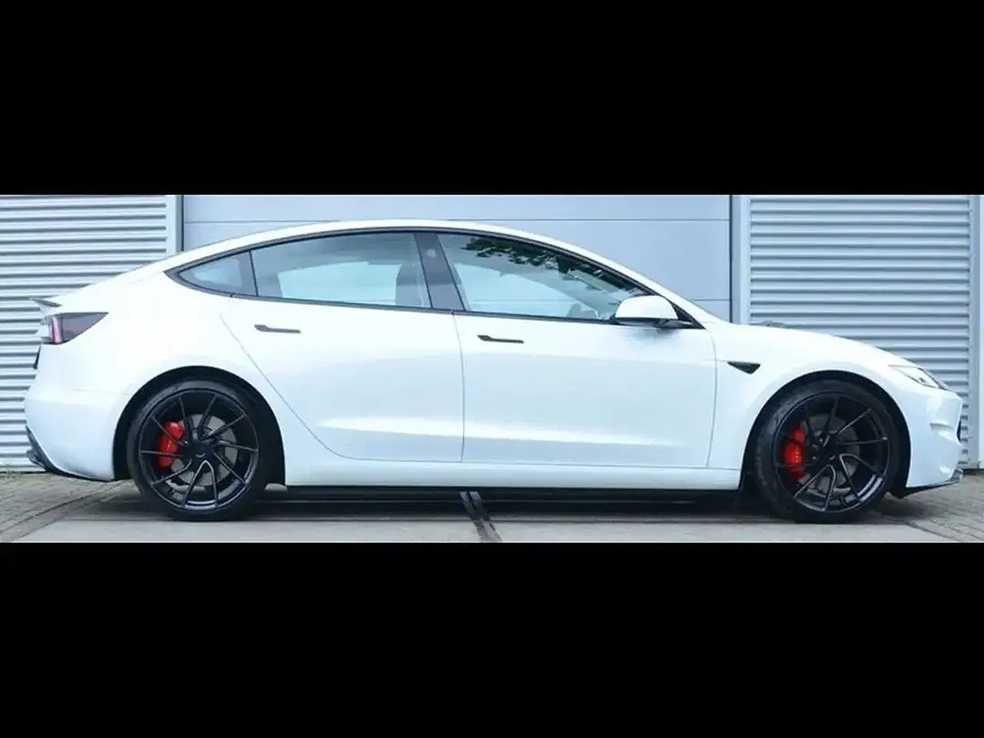 Tesla Model 3 - Thumbnail 3