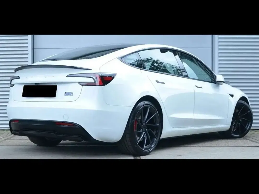 Tesla Model 3 - Thumbnail 4