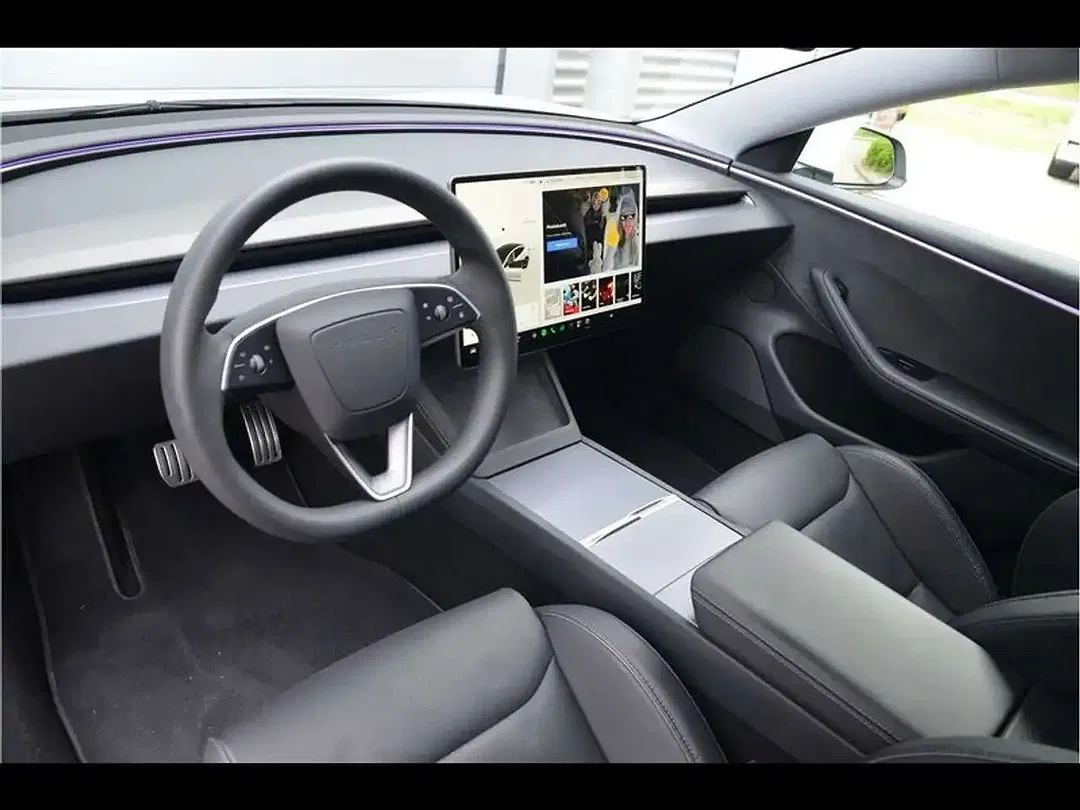 Tesla Model 3 - Thumbnail 7