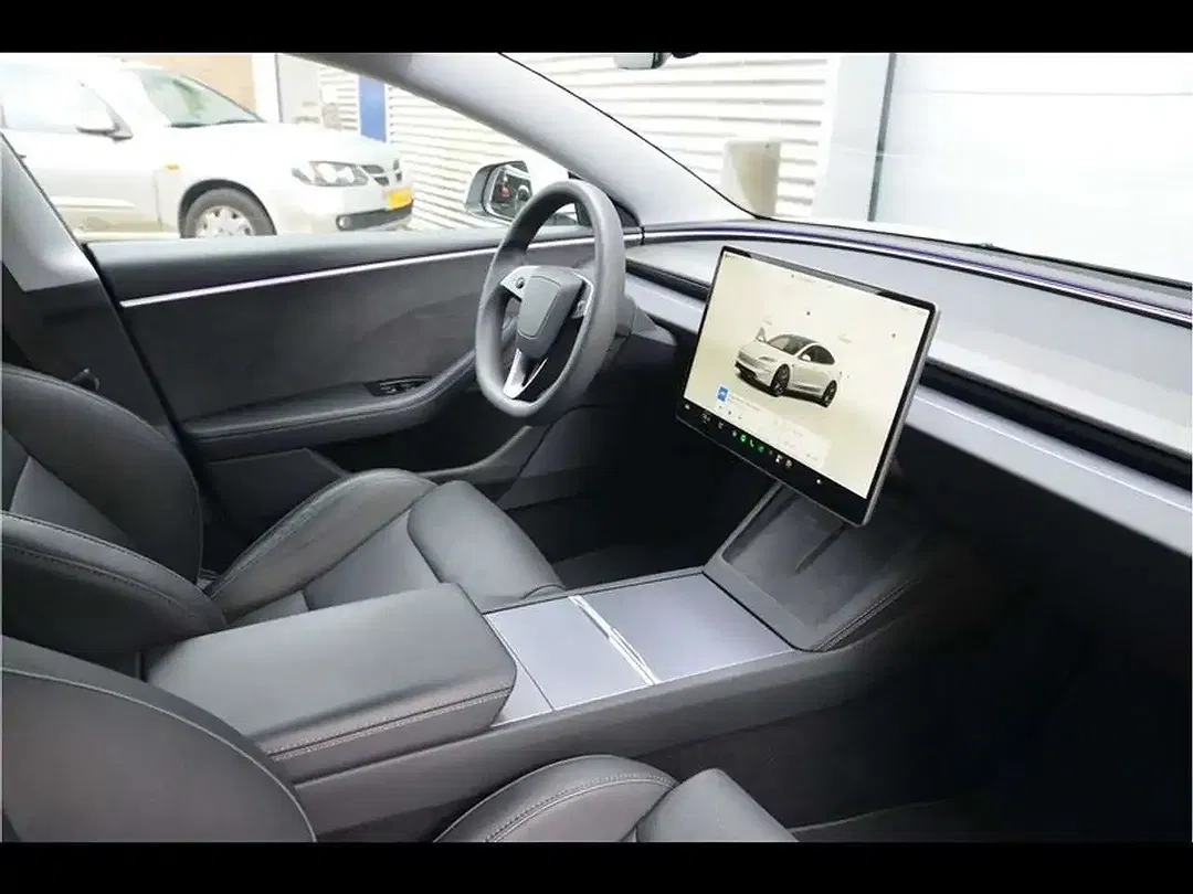 Tesla Model 3 - Thumbnail 8