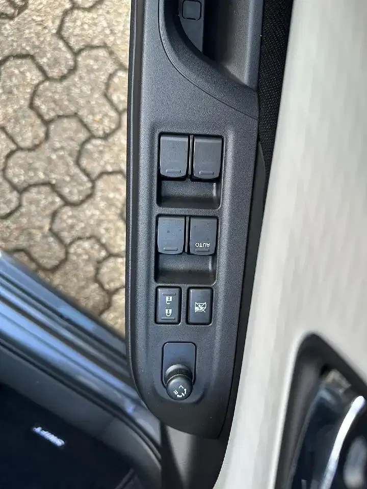 Suzuki Swift - Thumbnail 9