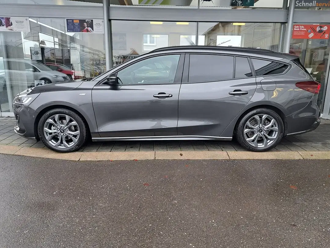 Ford Focus - Thumbnail 3