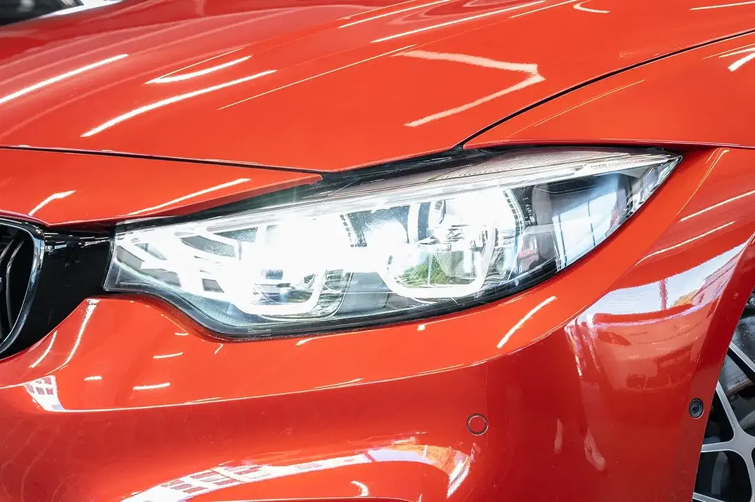BMW M4 - Thumbnail 4