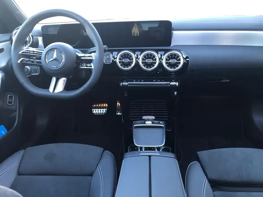 Mercedes-Benz CLA 200 - Thumbnail 4