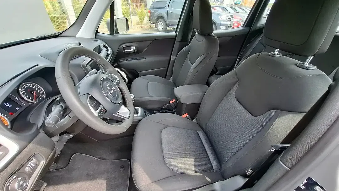 Jeep Renegade - Thumbnail 10