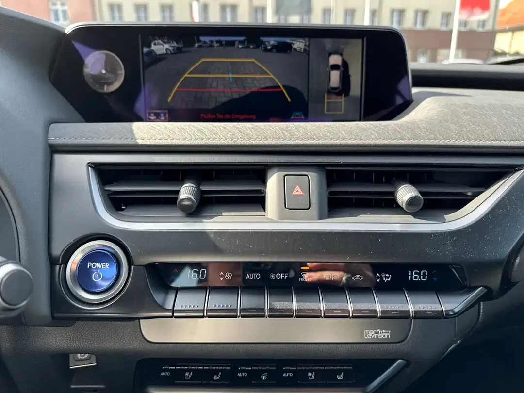 Lexus UX 300e - Thumbnail 12
