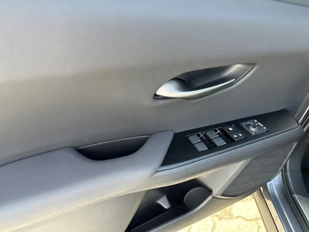 Lexus UX 300e - Thumbnail 14