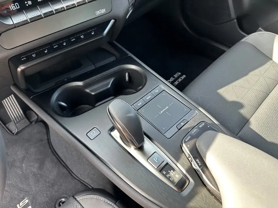 Lexus UX 300e - Thumbnail 15