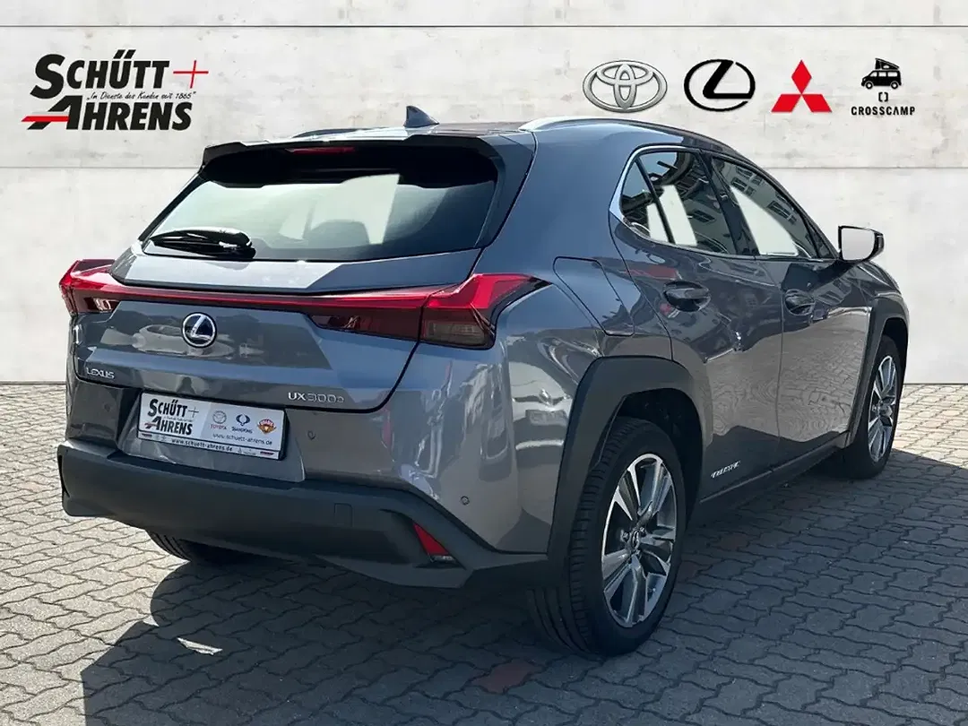 Lexus UX 300e - Thumbnail 2