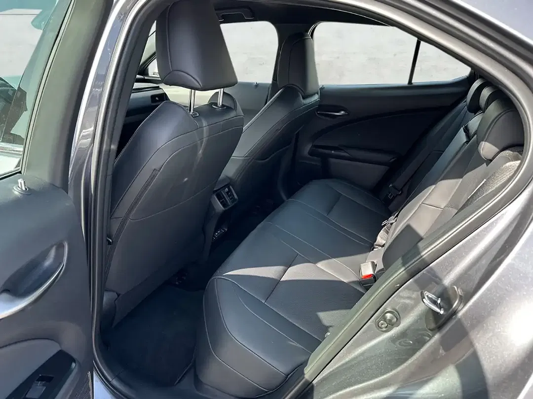 Lexus UX 300e - Thumbnail 9