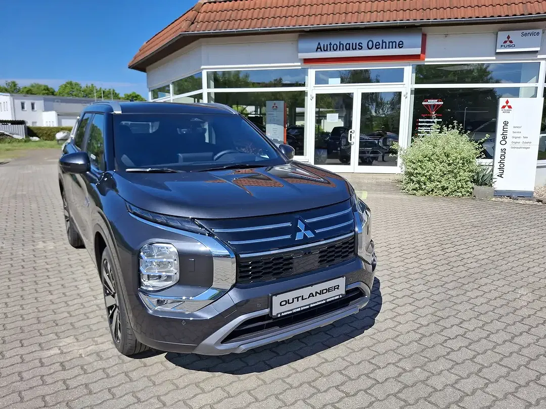 Mitsubishi Outlander - Thumbnail 1
