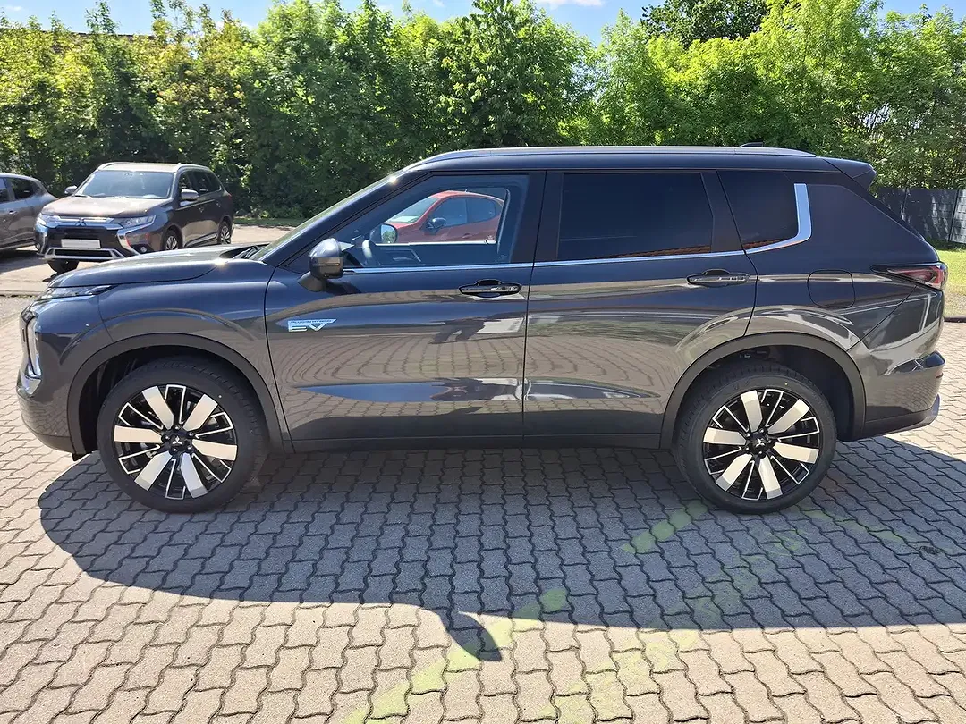Mitsubishi Outlander - Thumbnail 4