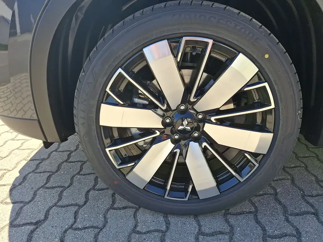 Mitsubishi Outlander - Thumbnail 6