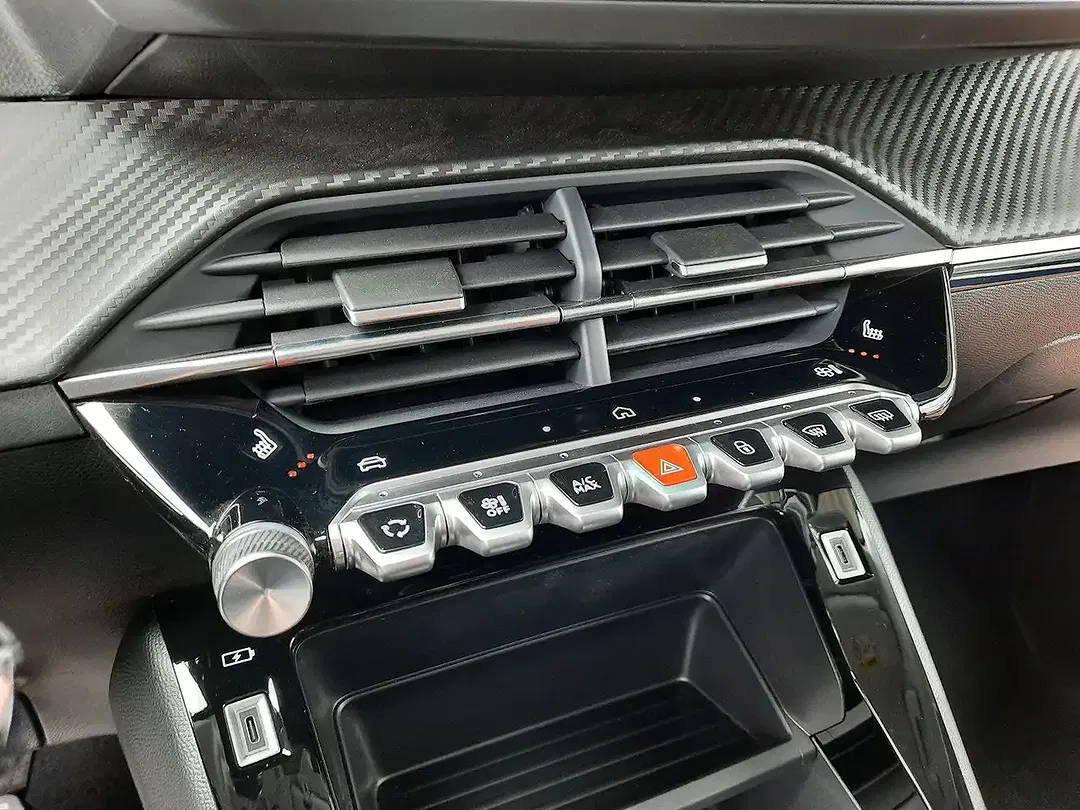 Peugeot 208 - Thumbnail 12
