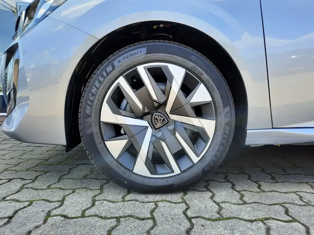 Peugeot 208 - Thumbnail 6