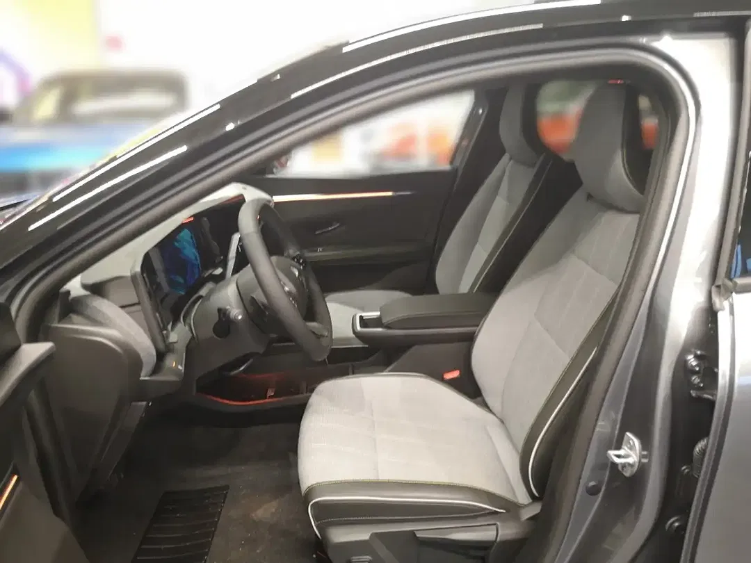 Renault Megane E-Tech - Thumbnail 5