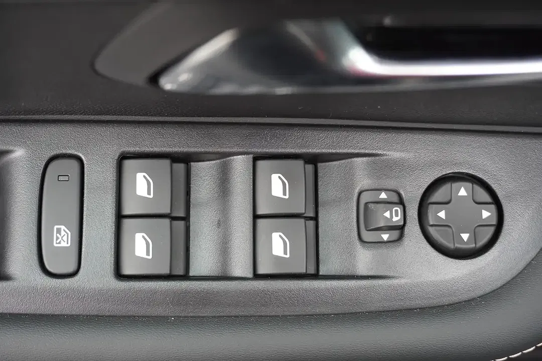Peugeot 208 - Thumbnail 13
