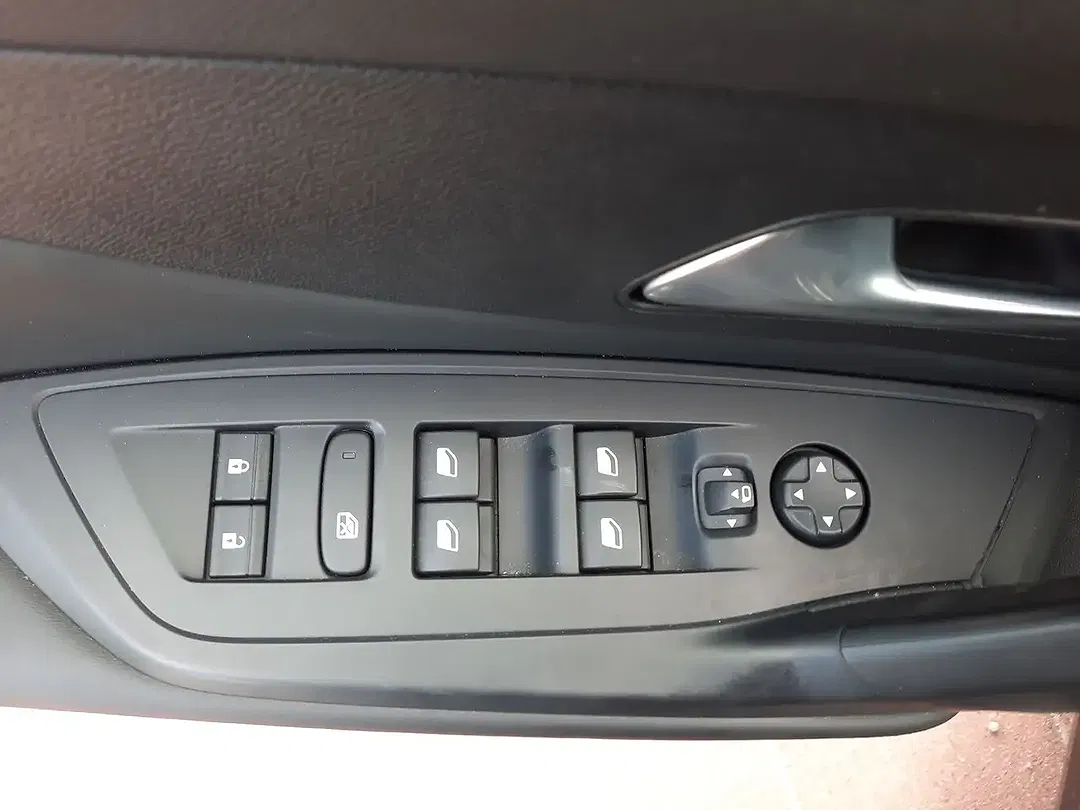 Peugeot 308 - Thumbnail 10