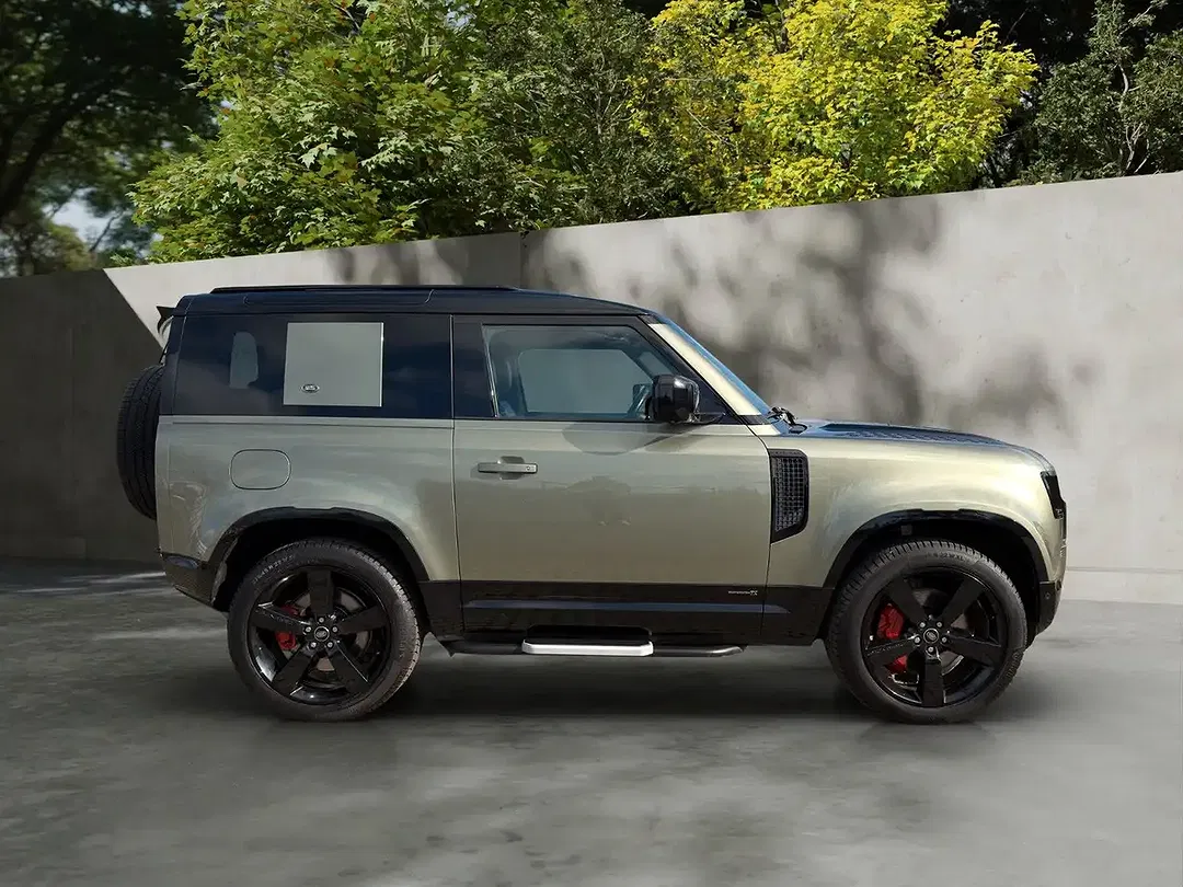 Land Rover Defender - Thumbnail 5